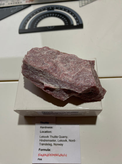 THULITE : LEKSVIK THULITE QUARRY, NORD-TRONDELAG, NORWAY  74g MF4894