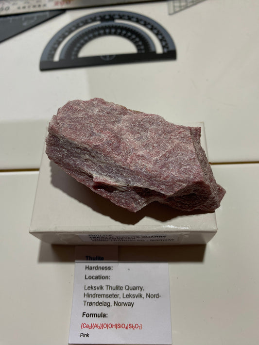 THULITE : LEKSVIK THULITE QUARRY, NORD-TRONDELAG, NORWAY  74g MF4894