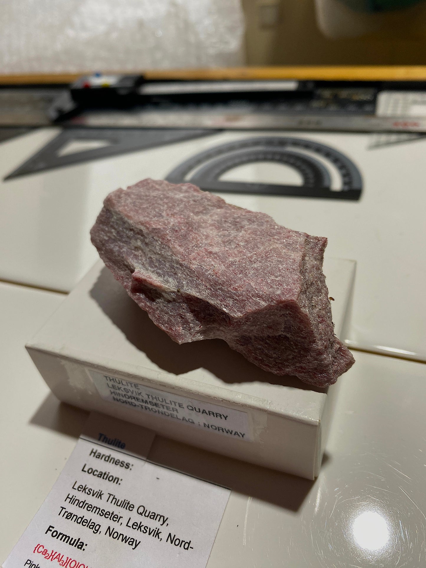 THULITE : LEKSVIK THULITE QUARRY, NORD-TRONDELAG, NORWAY  74g MF4894