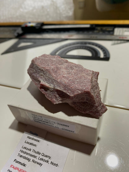 THULITE : LEKSVIK THULITE QUARRY, NORD-TRONDELAG, NORWAY  74g MF4894