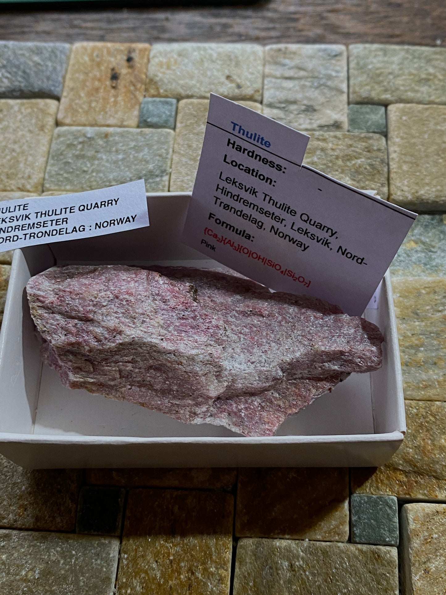THULITE : LEKSVIK THULITE QUARRY, NORD-TRONDELAG, NORWAY  74g MF4894