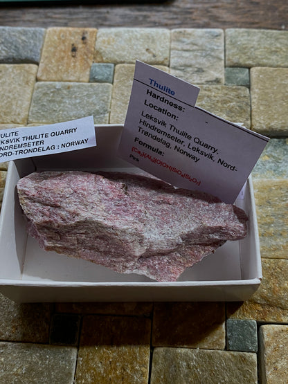 THULITE : LEKSVIK THULITE QUARRY, NORD-TRONDELAG, NORWAY  74g MF4894