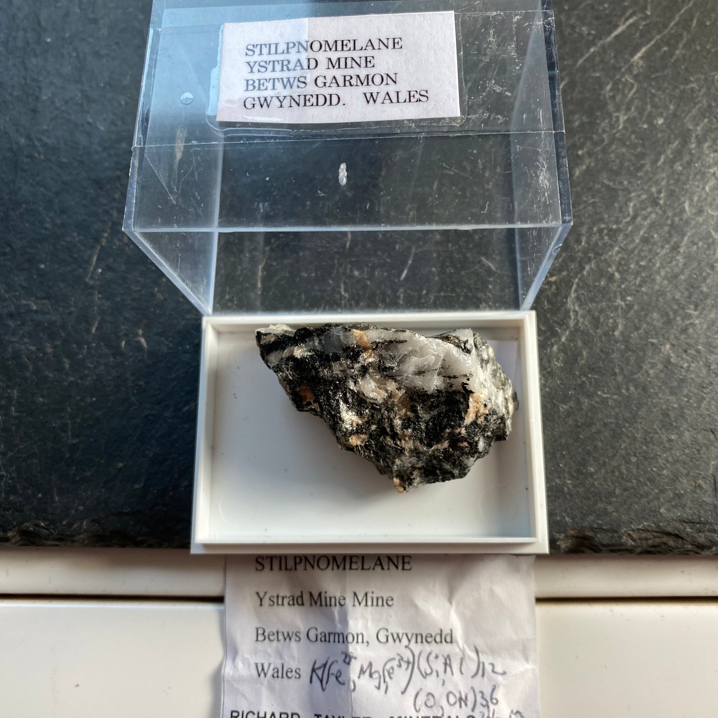 STILPNOMELANE RARE SPECIMEN FROM YSTRAD MINE, WALES. 25g MF1660