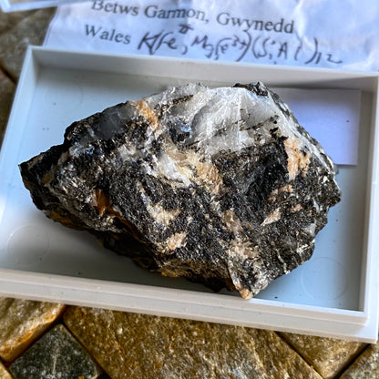 STILPNOMELANE RARE SPECIMEN FROM YSTRAD MINE, WALES. 25g MF1660