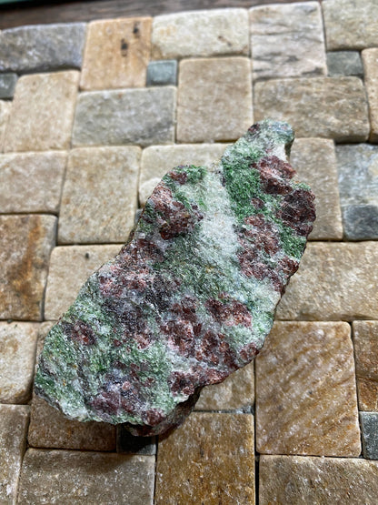 ECLOGITE : ALMENNINGEN,  SOGN OG FJORDANE, VESTLAND, NORWAY. 136g MF4896