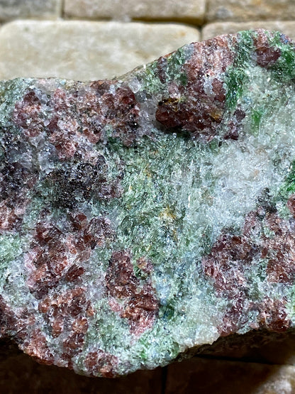 ECLOGITE : ALMENNINGEN,  SOGN OG FJORDANE, VESTLAND, NORWAY. 136g MF4896