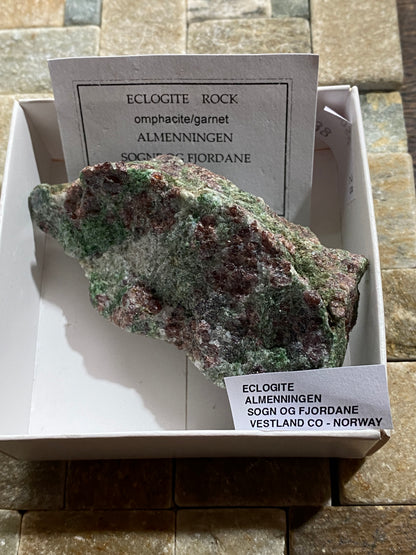 ECLOGITE : ALMENNINGEN,  SOGN OG FJORDANE, VESTLAND, NORWAY. 136g MF4896