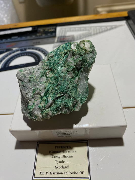 FUCHSITE MICA : CREAG BHOCAN, TYNDRUM, SCOTLAND 284g  MF4908
