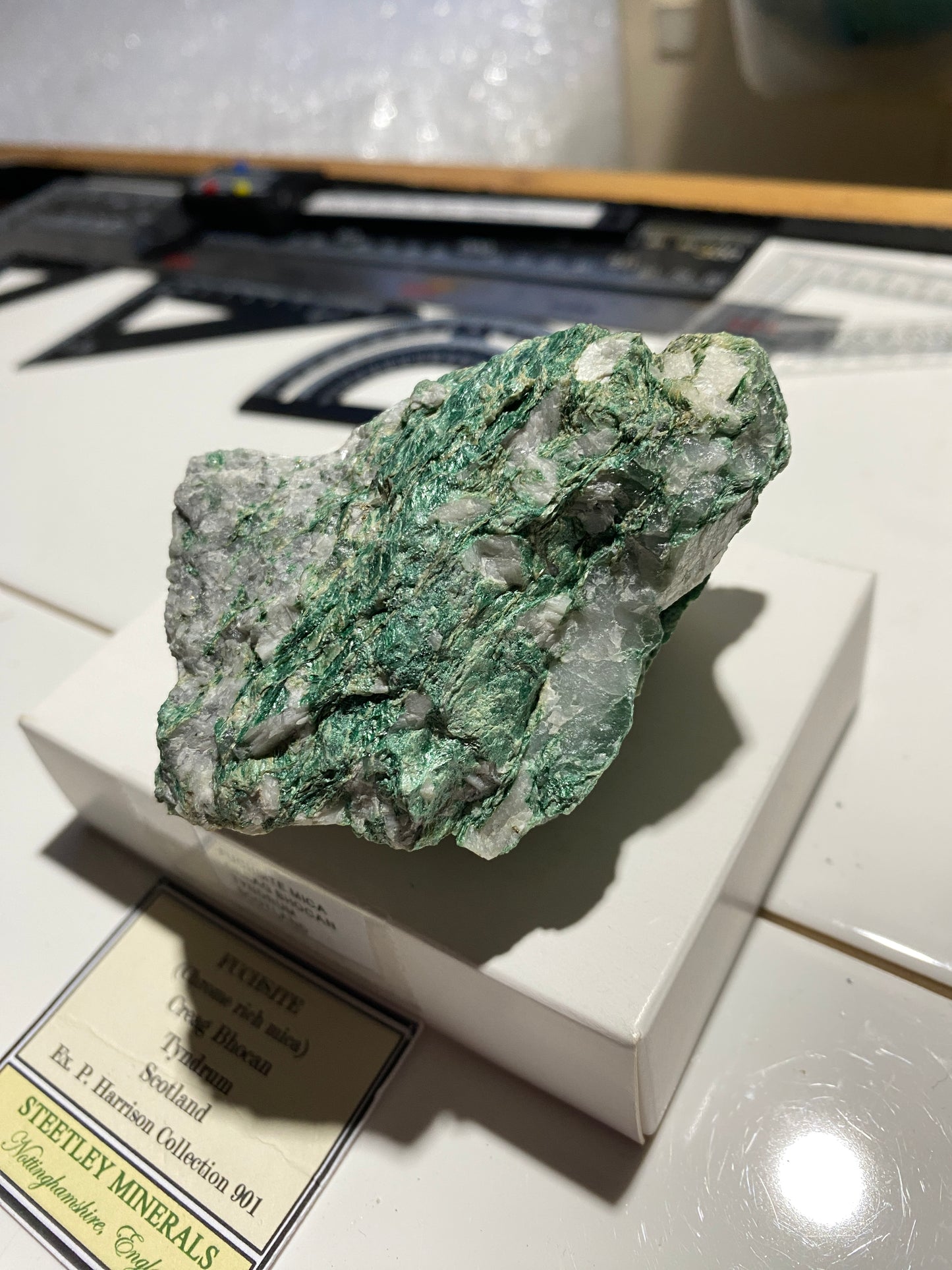 FUCHSITE MICA : CREAG BHOCAN, TYNDRUM, SCOTLAND 284g  MF4908