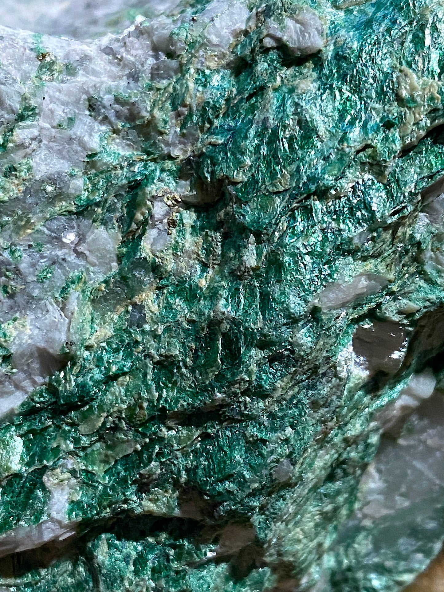 FUCHSITE MICA : CREAG BHOCAN, TYNDRUM, SCOTLAND 284g  MF4908