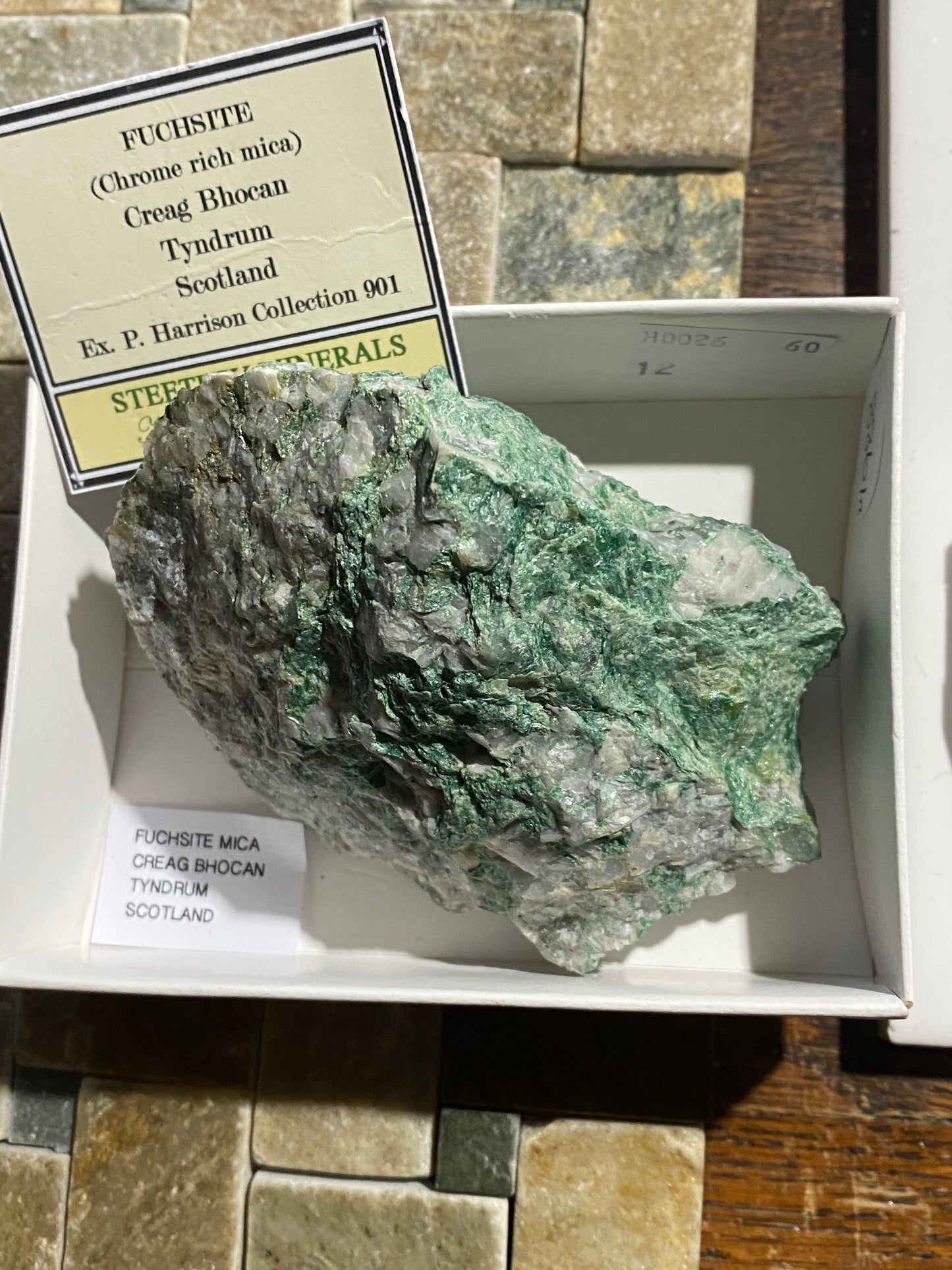 FUCHSITE MICA : CREAG BHOCAN, TYNDRUM, SCOTLAND 284g  MF4908