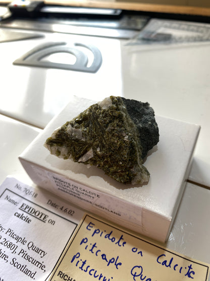 EPIDOTE ON CALCITE : PITCAPLE QUARRY, PITSCURRIE, SCOTLAND 36g MF4911