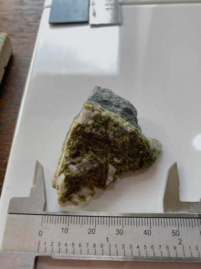 EPIDOTE ON CALCITE : PITCAPLE QUARRY, PITSCURRIE, SCOTLAND 36g MF4911