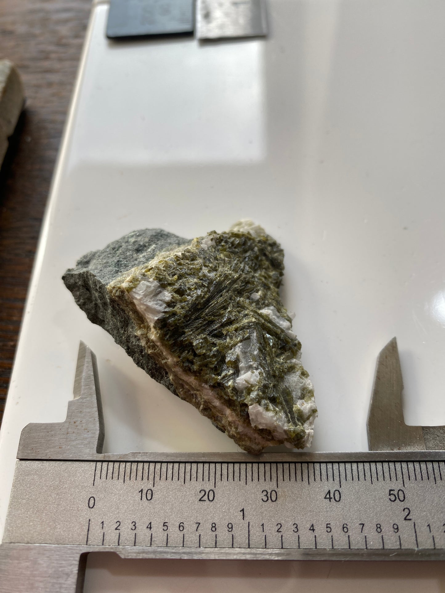 EPIDOTE ON CALCITE : PITCAPLE QUARRY, PITSCURRIE, SCOTLAND 36g MF4911