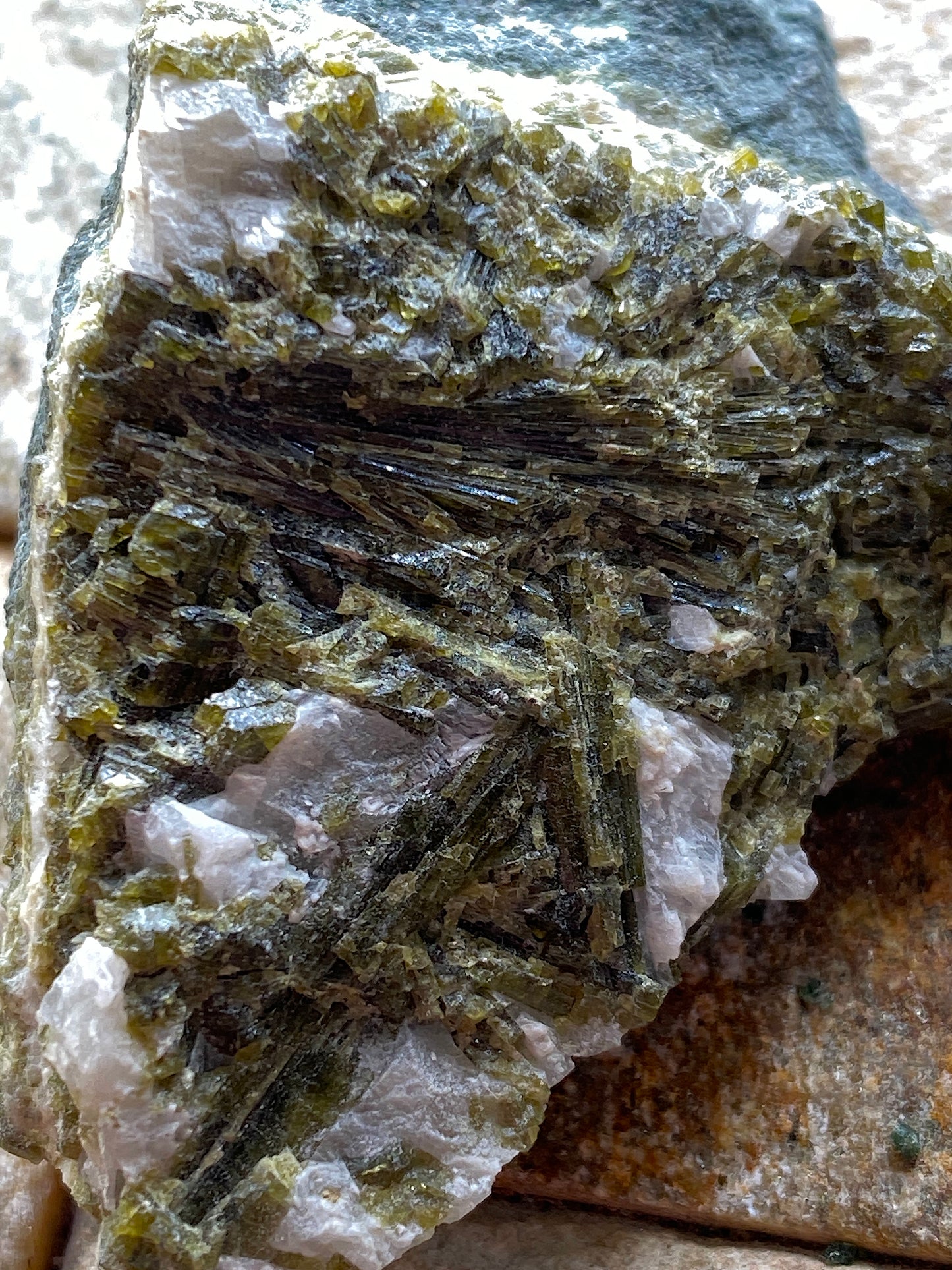 EPIDOTE ON CALCITE : PITCAPLE QUARRY, PITSCURRIE, SCOTLAND 36g MF4911