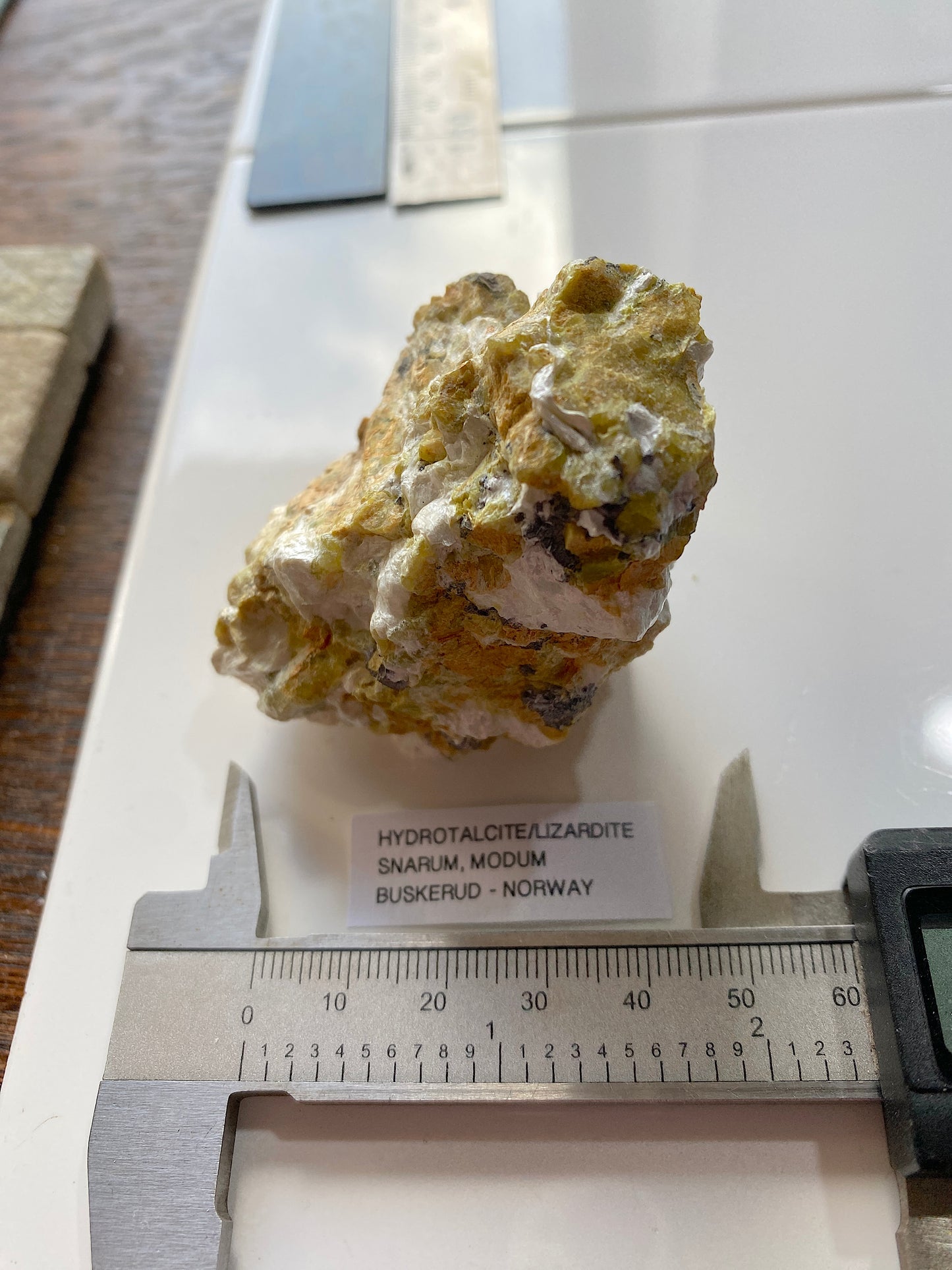 HYDROTALCITE/LIZARDITE : SNARUM, MODUM, BUSKERUD, NORWAY 115g. MF4912