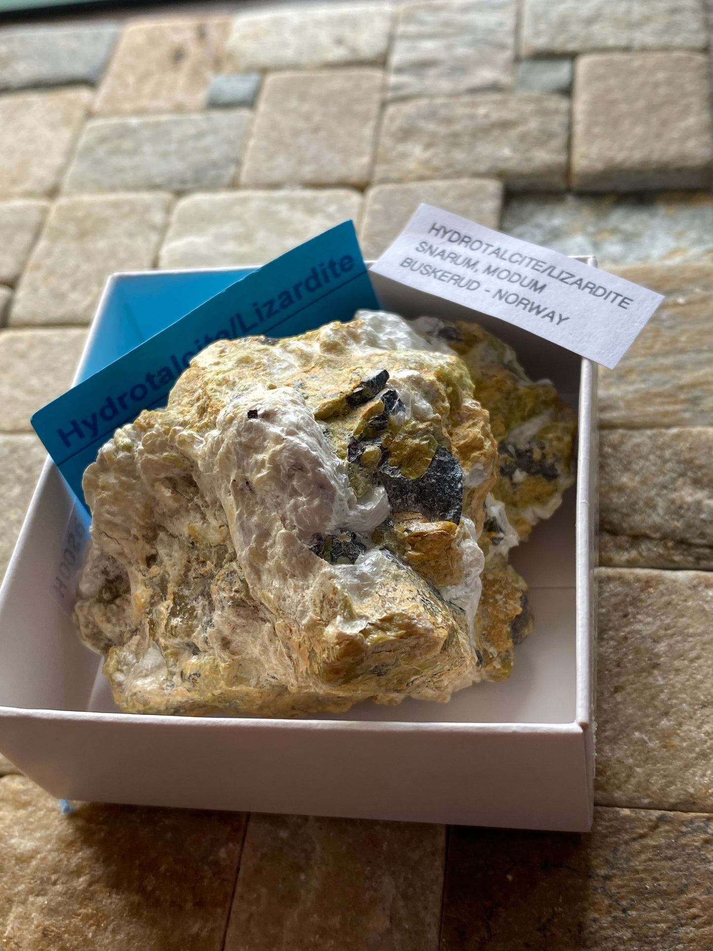 HYDROTALCITE/LIZARDITE : SNARUM, MODUM, BUSKERUD, NORWAY 115g. MF4912