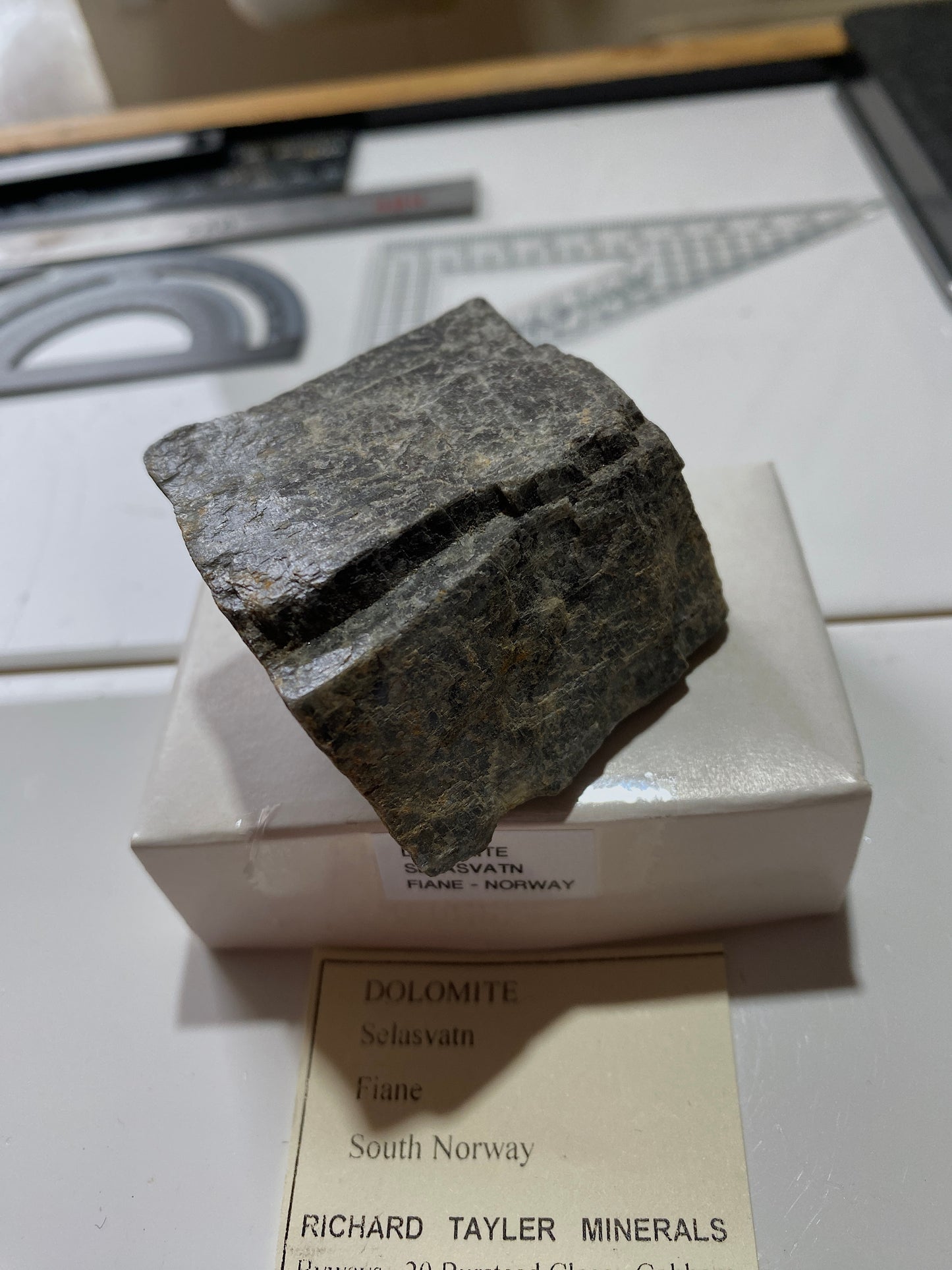 DOLOMITE :    SELASVATN, FIANE, AGDER COUNTY, NORWAY       157g        MF4914