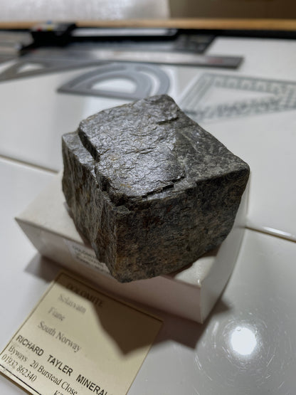 DOLOMITE :    SELASVATN, FIANE, AGDER COUNTY, NORWAY       157g        MF4914