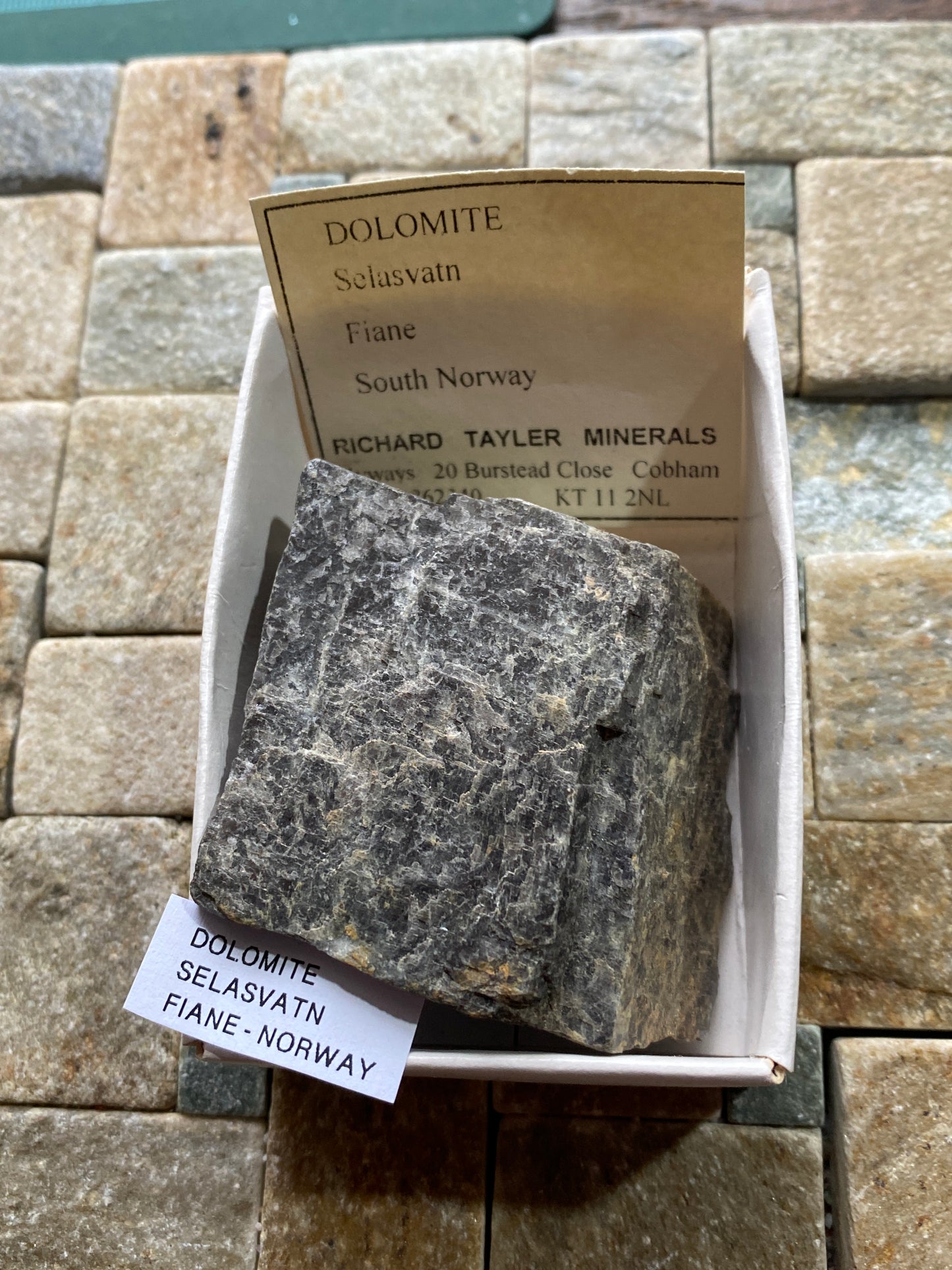 DOLOMITE :    SELASVATN, FIANE, AGDER COUNTY, NORWAY       157g        MF4914