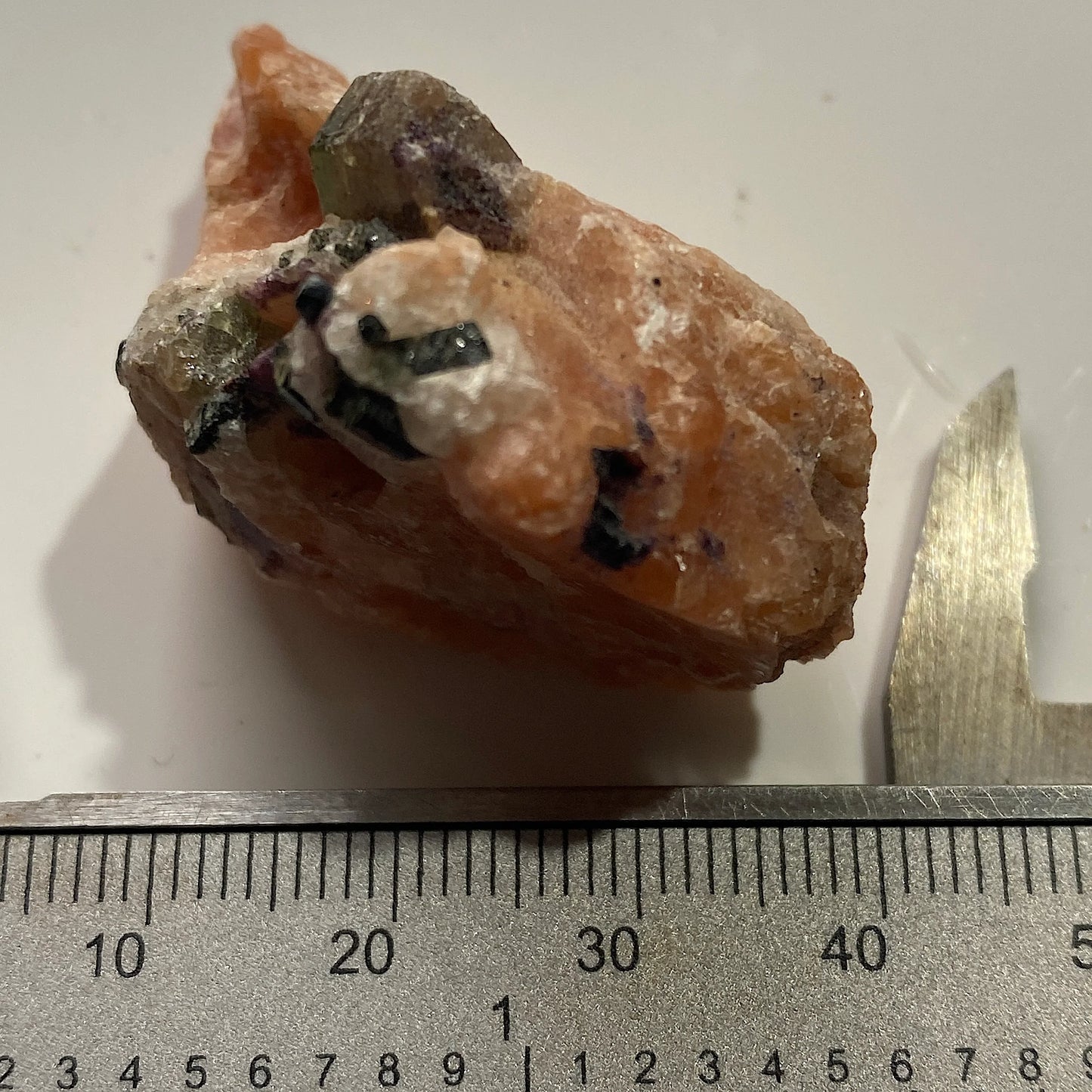 APATITA SOBRE CALCITA ROSA DE OTTER LAKE ONTARIO 24g MF1209