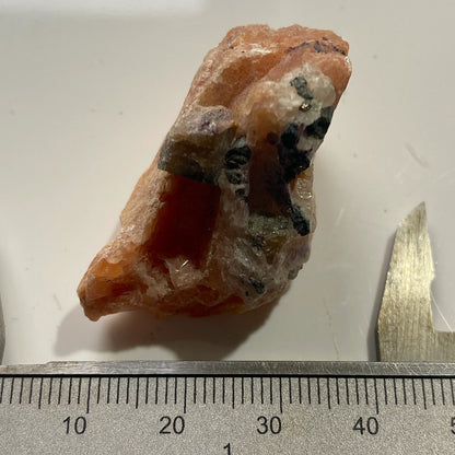 APATITA SOBRE CALCITA ROSA DE OTTER LAKE ONTARIO 24g MF1209