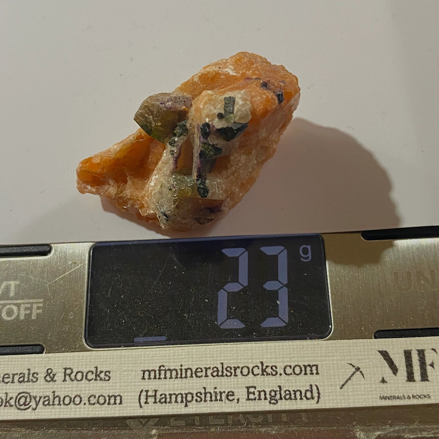 APATITA SOBRE CALCITA ROSA DE OTTER LAKE ONTARIO 24g MF1209