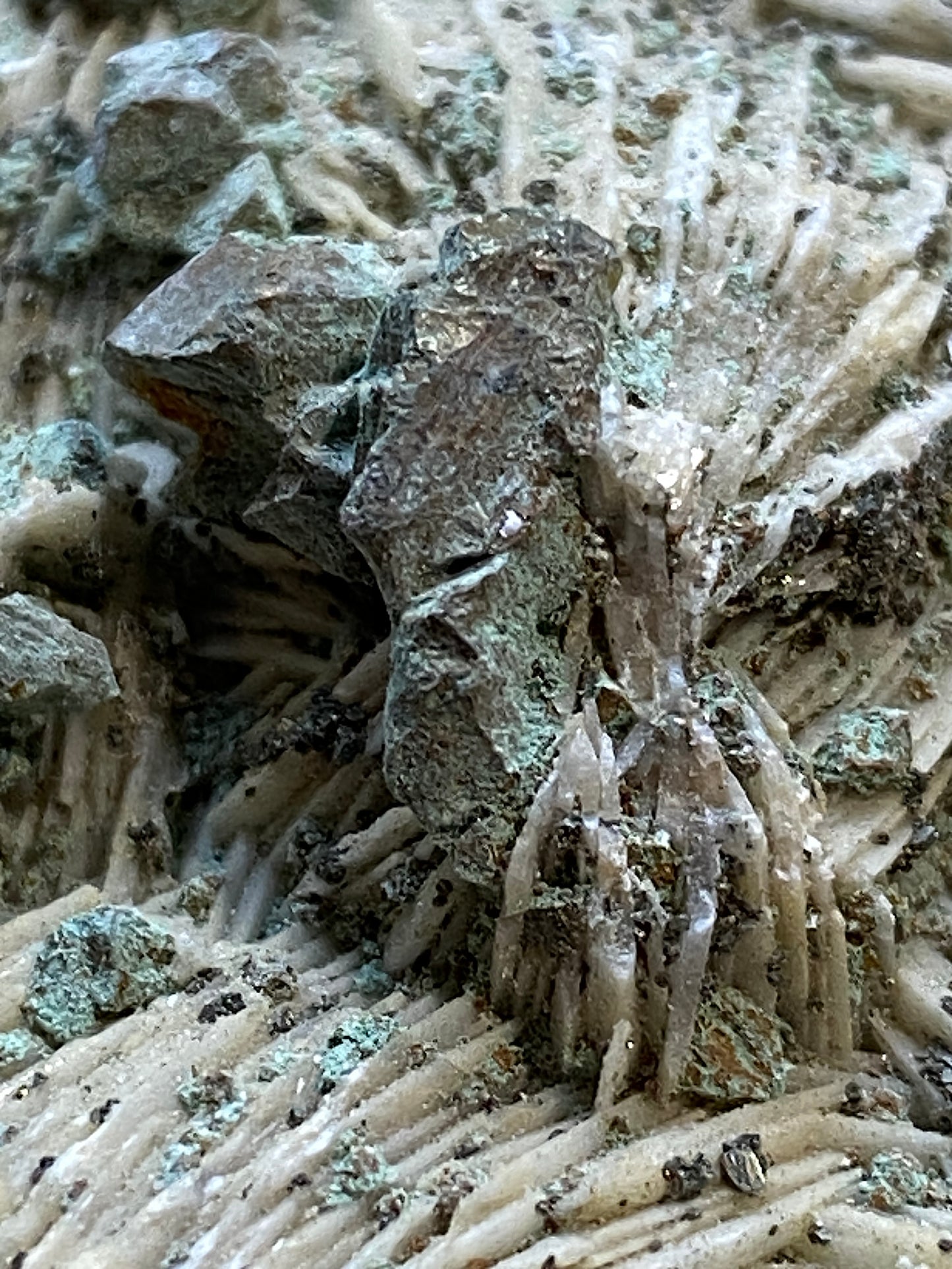 CHALCOPYRITE ON BARYTE : DREISLAR MINE, MEDEBACH, WESTPHALIA, GERMANY 101g MF4920