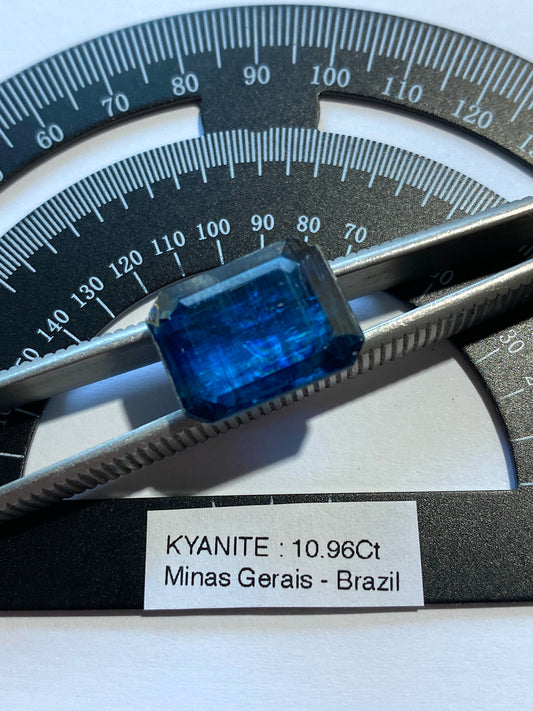 KYANITE RARE LARGE NATURAL GEMSTONE : MINAS GERAIS, BRAZIL 10.96Ct MFG4896