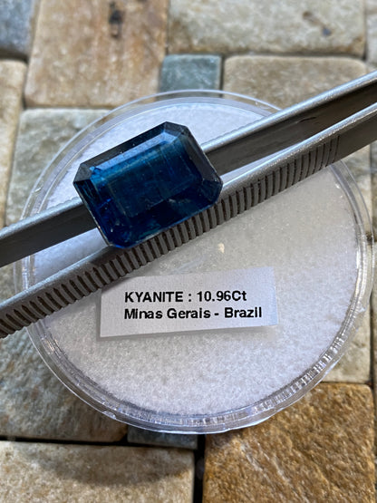 KYANITE RARE LARGE NATURAL GEMSTONE : MINAS GERAIS, BRAZIL 10.96Ct MFG4896
