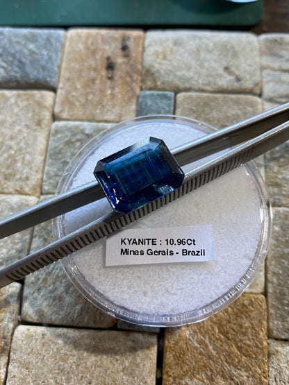 KYANITE RARE LARGE NATURAL GEMSTONE : MINAS GERAIS, BRAZIL 10.96Ct MFG4896