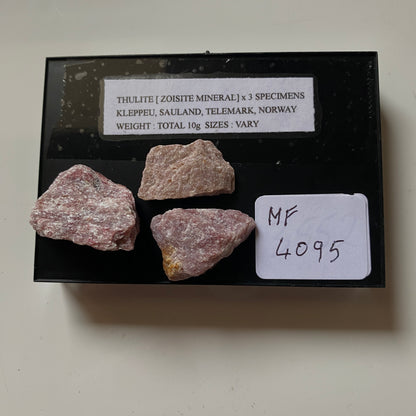 THULITE x 3 SPECIMENS FROM KLEPPEU, NORWAY. 12g  MF4095