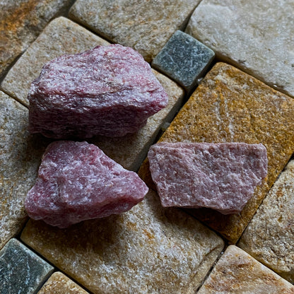 THULITE x 3 SPECIMENS FROM KLEPPEU, NORWAY. 12g  MF4095