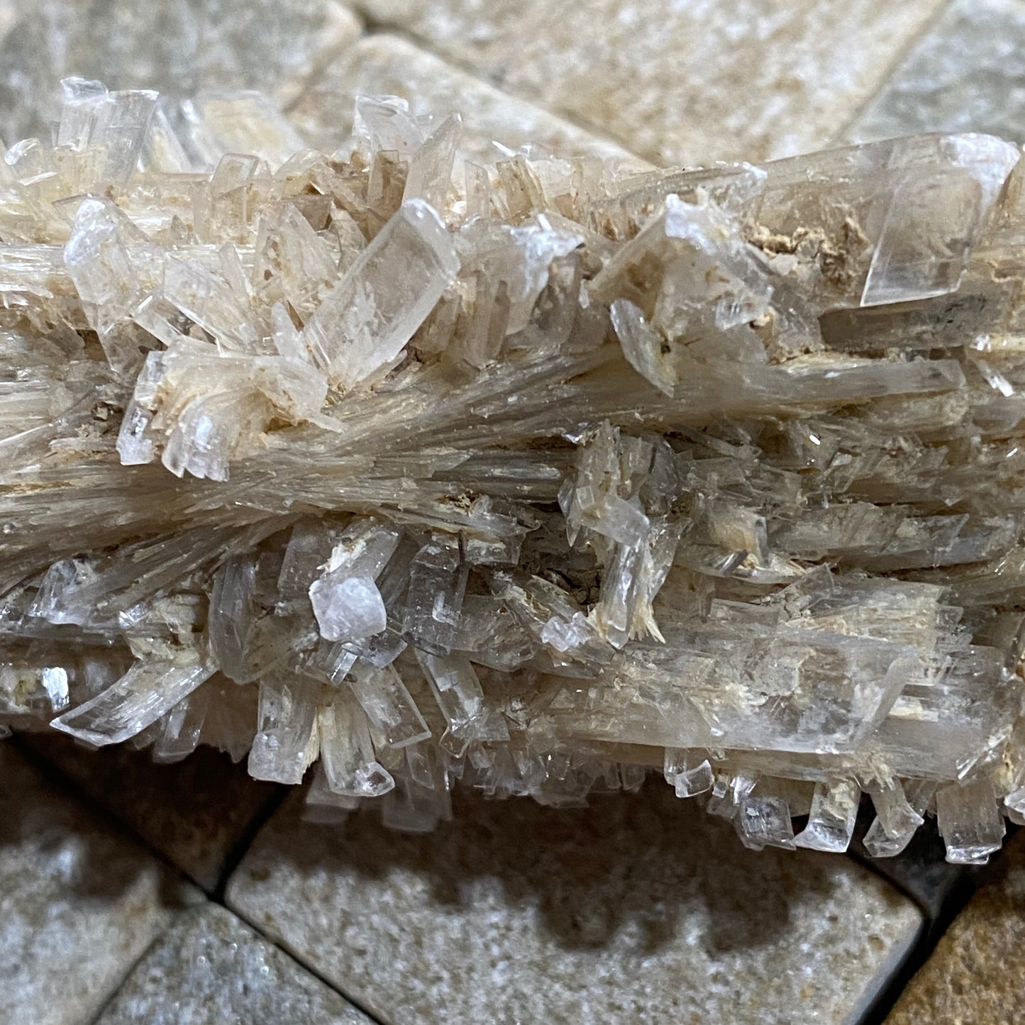 SELENITE CRYSTAL CLUSTER  - ANGERVILLIERS, ESSONNE, FRANCE 107g MF4099