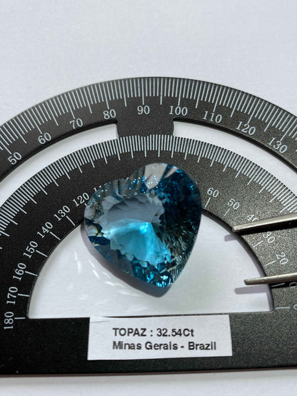 TOPAZ NATURAL MINED GEMSTONE : XANDA MINE, VIRGEM DA LAPA, BRAZIL 32.54Ct MFG4929
