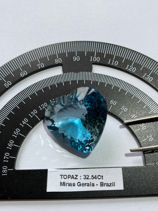 TOPAZ NATURAL MINED GEMSTONE : XANDA MINE, VIRGEM DA LAPA, BRAZIL 32.54Ct MFG4929