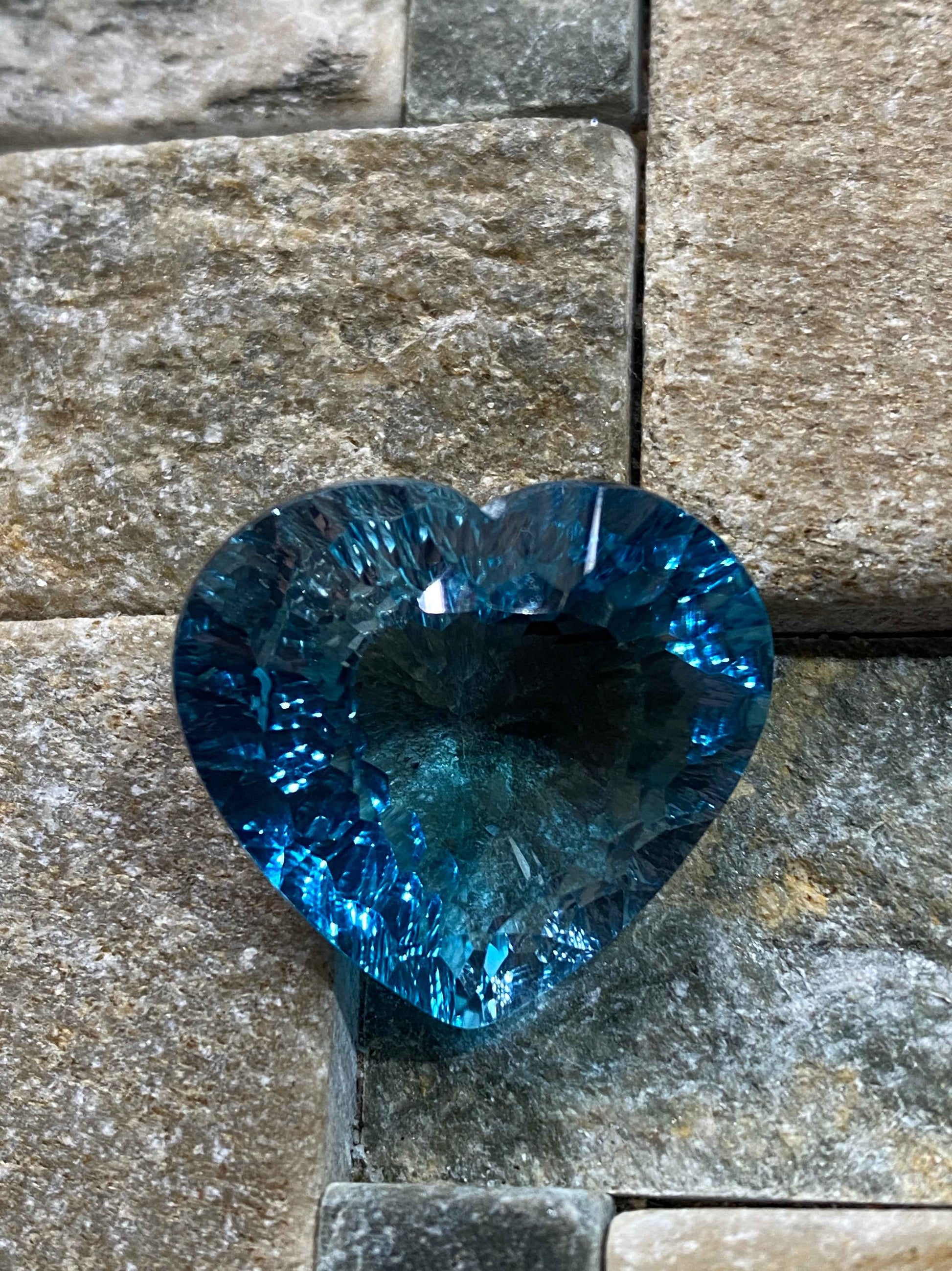 TOPAZ NATURAL MINED GEMSTONE : XANDA MINE, VIRGEM DA LAPA, BRAZIL 32.54Ct MFG4929