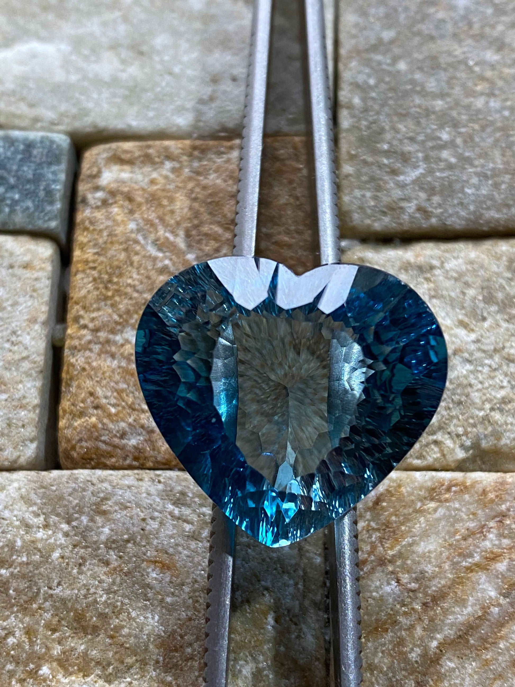 TOPAZ NATURAL MINED GEMSTONE : XANDA MINE, VIRGEM DA LAPA, BRAZIL 32.54Ct MFG4929