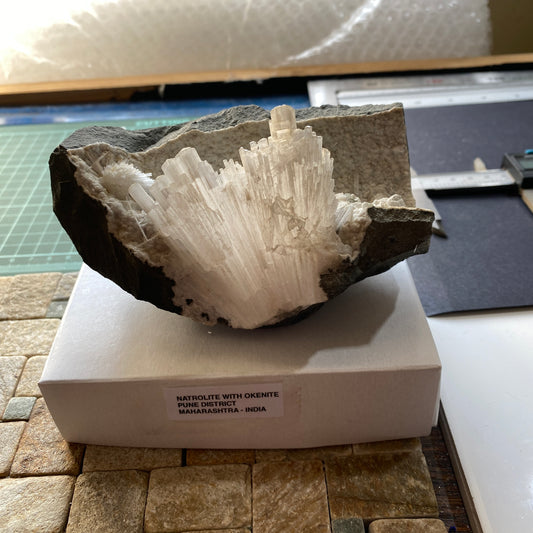 NATROLITE &amp; OKÉNITE JOLI GRAND ÉCHANTILLON D'INDE 646g MF3965