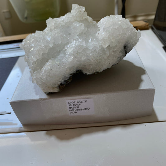 ASSEMBLAGE DE CRISTAL APOPHYLLITE DE NASHIK. MAHARASHTRA, INDE 480g MF3733
