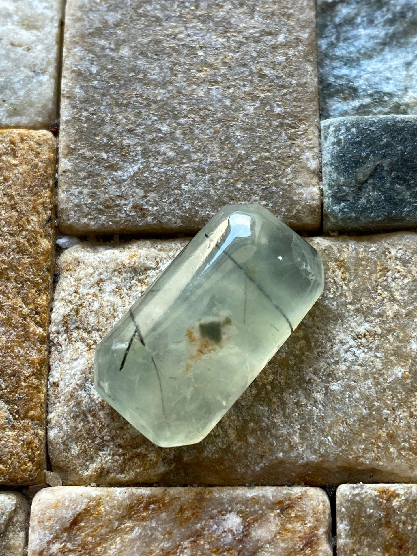 PREHNITE NATURAL GEMSTONE : KEYES REGION, MALI. AFRICA  17.07Ct MFG4923
