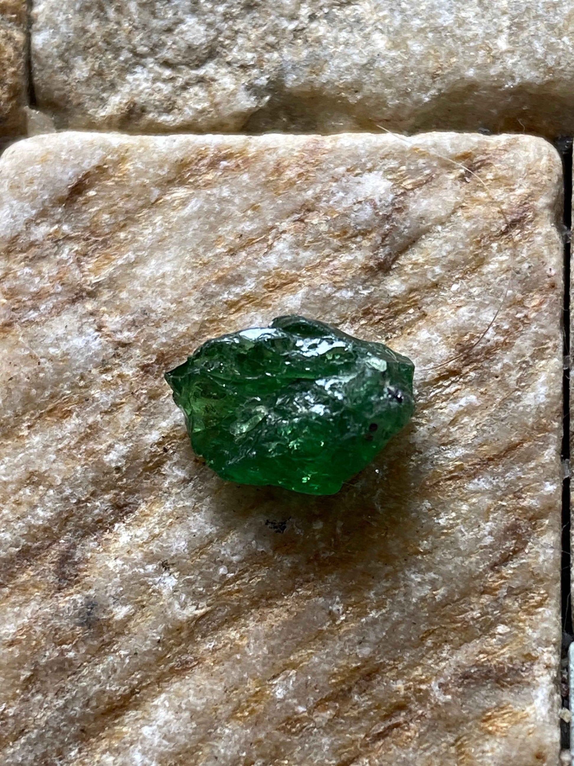 TSAVORITE ROUGH NATURAL GEMSTONE : MERALANI HILLS, MANYARA, TANZANIA 2.55Ct MFG4924