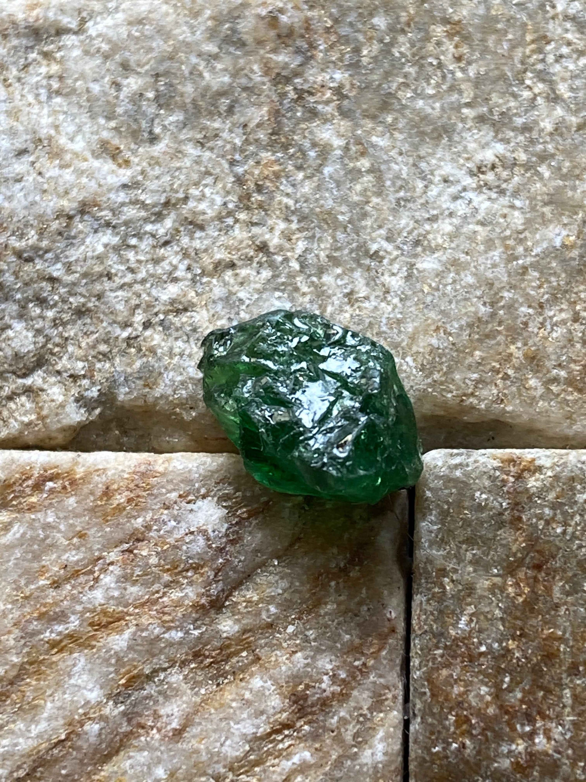 TSAVORITE ROUGH NATURAL GEMSTONE : MERALANI HILLS, MANYARA, TANZANIA 2.55Ct MFG4924