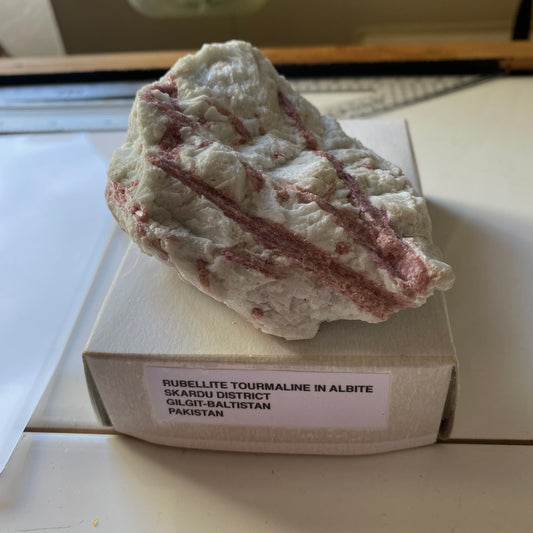 TOURMALINE RUBELLITE DANS LA MATRICE ALBITE DE SKARDU PAKISTAN 215g MF9110