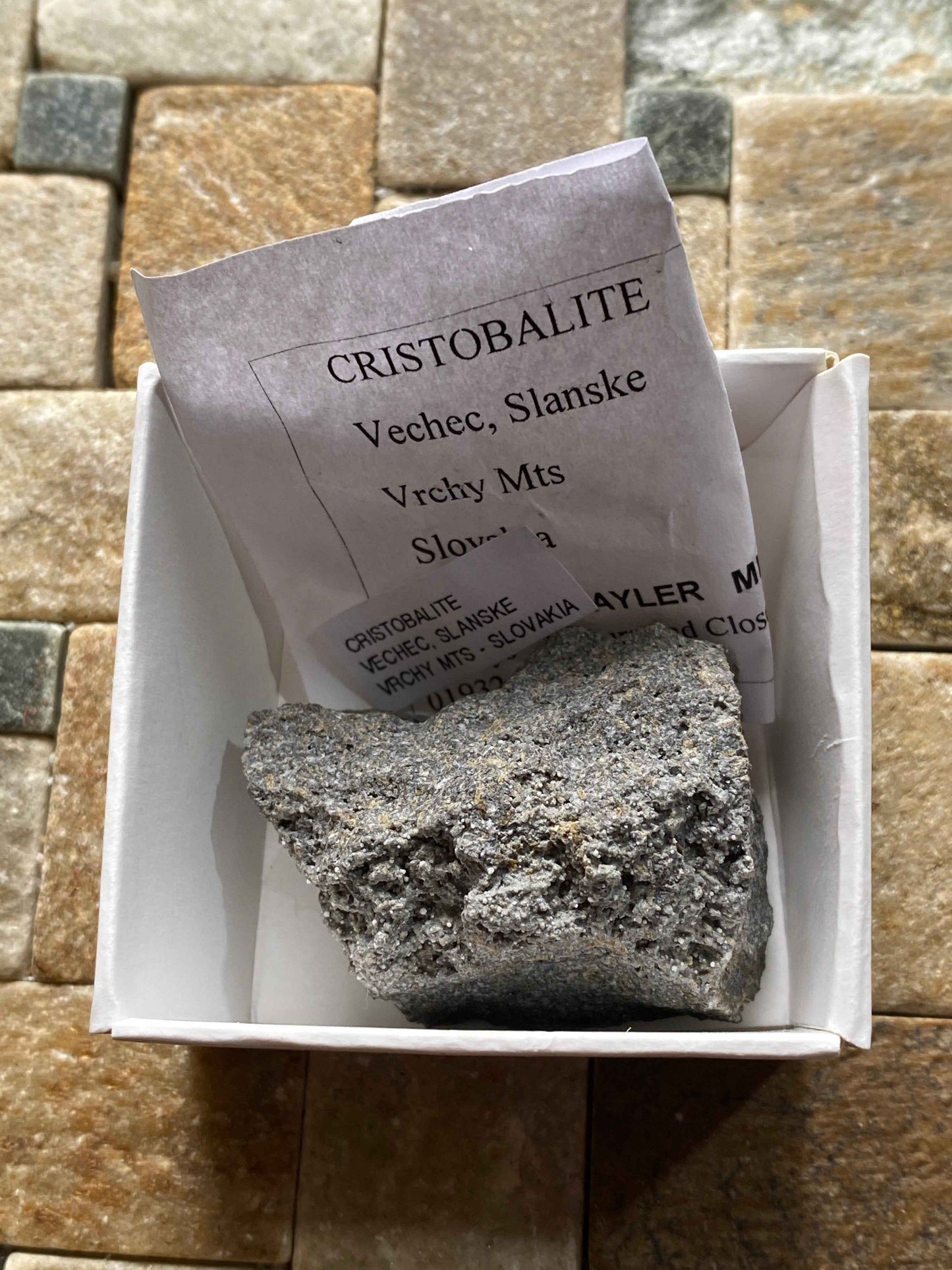 CRISTOBALITE : VECHEC, SLANSKE, VRCHY MTS., SLOVAKIA  35g. MF4931
