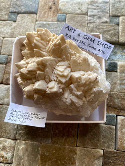 PLAGIOCLASE [ALBITE] : NOYES MOUNTAIN QUARRY, MAINE, U.S.A.  326g MF4938