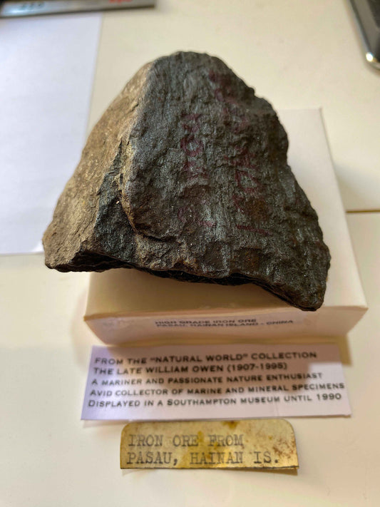 HIGH GRADE HEMATITE IRON ORE :  PASAU, HAINAN ISLAND, CHINA 377g MF4939