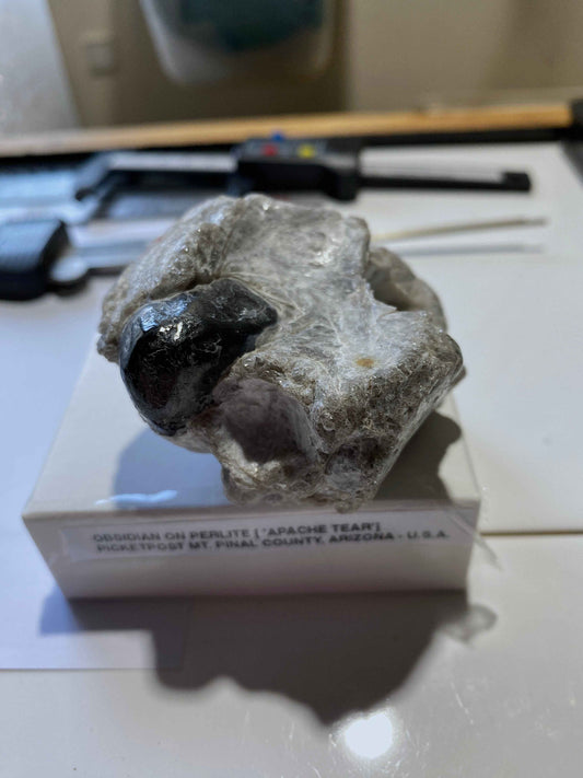 OBSIDIAN IN PERLITE : PICKETPOST MOUNTAIN, ARIZONA, U.S.A. 130g MF4941