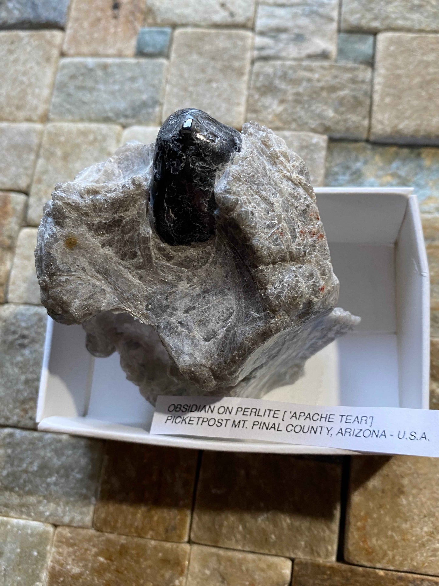 OBSIDIAN IN PERLITE : PICKETPOST MOUNTAIN, ARIZONA, U.S.A. 130g MF4941
