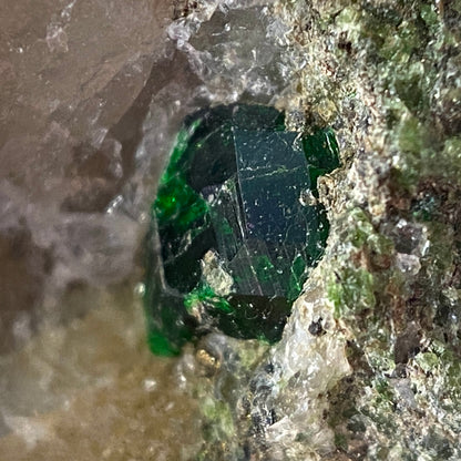DIOPTASE ON QUARTZ FROM ALTYN-TYUBE, KAZAKHSTAN. 113g MF1391